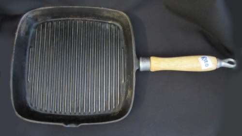 Cast iron grilling pan