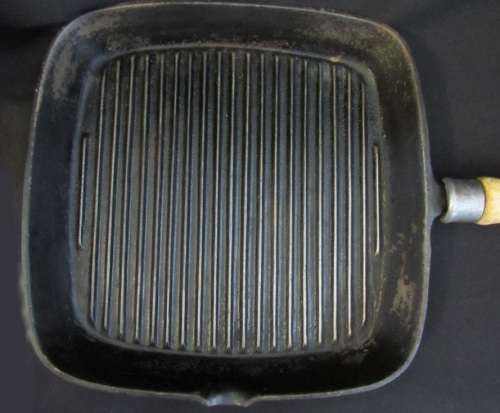 Cast iron grilling pan