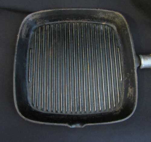 Cast iron grilling pan