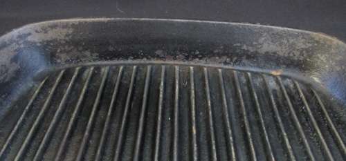 Cast iron grilling pan