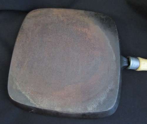 Cast iron grilling pan