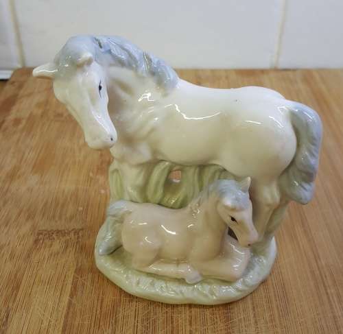 Heritage porcelain figurine of horse ' Mother's love '