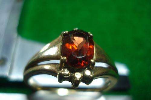 9ct Gold ring with garnet setting
