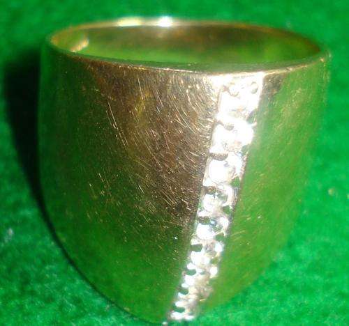 9ct Ladies fancy ring