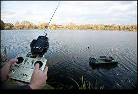 LARGE CARP KING MK 3, FISHING BAIT BOAT, GOOD CONDITION, BATTERIES, CHARGER, REMOTE, READY TO RUN.