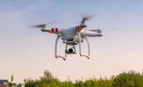 DJI Phantom 3 - Very good Condition + DJI HARD CELL Carry Case + CELLPHONE CLIP ,remote + charger.