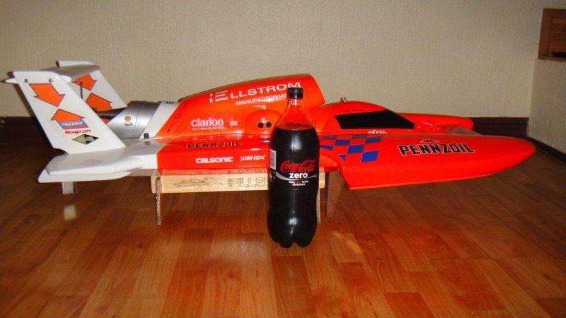 Miss Elam ProBoat 1/8 Scale 26cc 2 Stroke Racing Boat!! Top speed +-60km\h, Over 1,19 m in lengh.