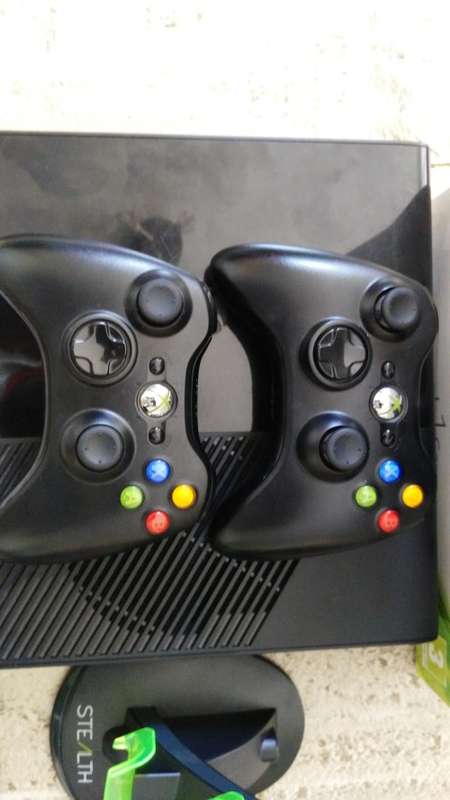 Xbox 360 500GB , TWO CONTROLLERS, TWO CHARGE AND PLAY BATTERY PACK, HEAD SET,FIFA 16