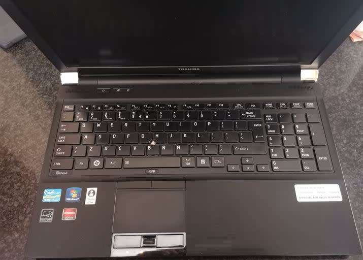Toshiba Tecra Core i7 vPro R850- F418, 8GB RAM & 500GB HDD - Original charger and docking station