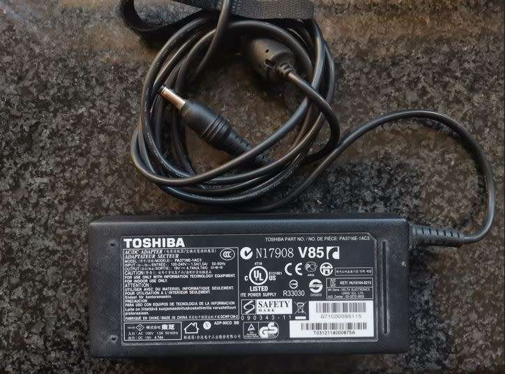Toshiba Tecra Core i7 vPro R850- F418, 8GB RAM & 500GB HDD - Original charger and docking station
