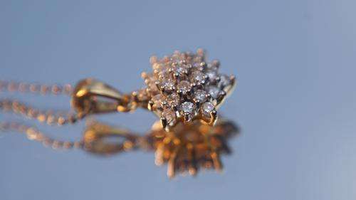 NECKLACE  CLUSTER  18K DIAMONDS  RRP R15 750 NECKLACE NEW@@ NO RESERVES@@ GENUINE VALENTINE AUCTION