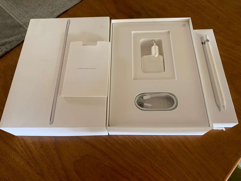 iPad Pro 9.7 WiFi 128GB White, all original accessories and in box, and Apple Pencil