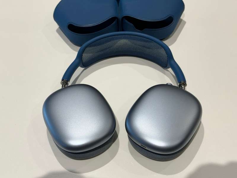 Blue AirMax Pro, with original case and charging cable