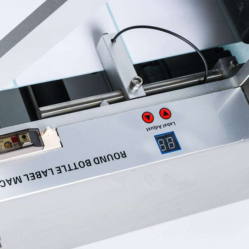 Automatic labeling machine for round bottles