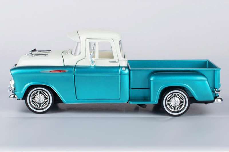 Motormax  1:24 1957 Get Low Chevy 3100 Stepside  Turquoise Met.
