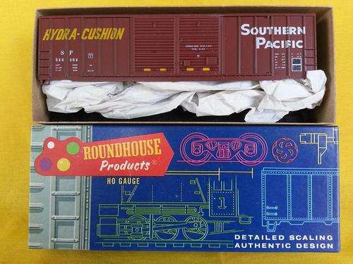 HO - Roundhouse No 1986 Double Door Box Car Southern Pacific