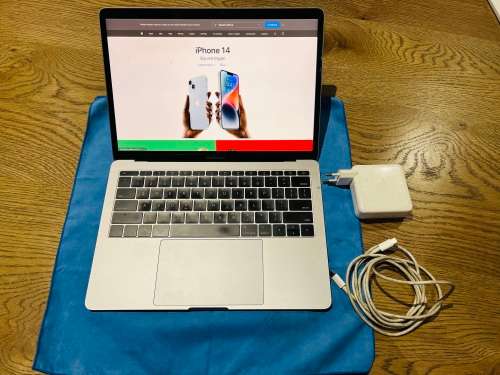 **BARGAIN BUY**2017 APPLE MACBOOK RETINA 13` WITH ORIGINAL BOX & CHARGER - WORTH R12k - GRAB IT NOW