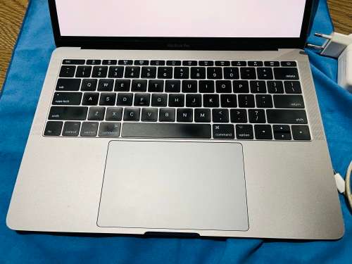**BARGAIN BUY**2017 APPLE MACBOOK RETINA 13` WITH ORIGINAL BOX & CHARGER - WORTH R12k - GRAB IT NOW