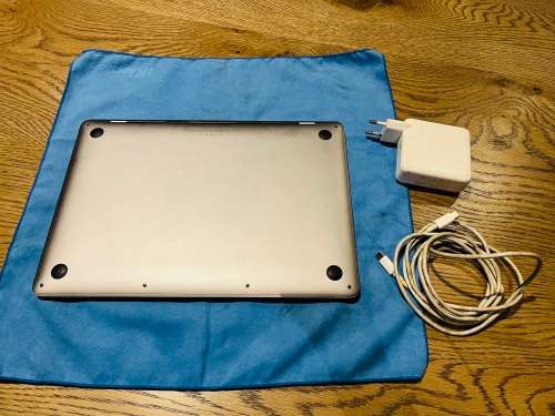 **BARGAIN BUY**2017 APPLE MACBOOK RETINA 13` WITH ORIGINAL BOX & CHARGER - WORTH R12k - GRAB IT NOW