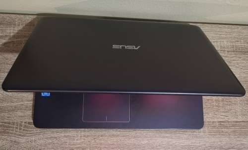 LIKE NEW ASUS 8th GEN INTEL N4000 | 4G LTE | 4GB RAM | 15` HD SCREEN | 500 GB SATA DRIVE