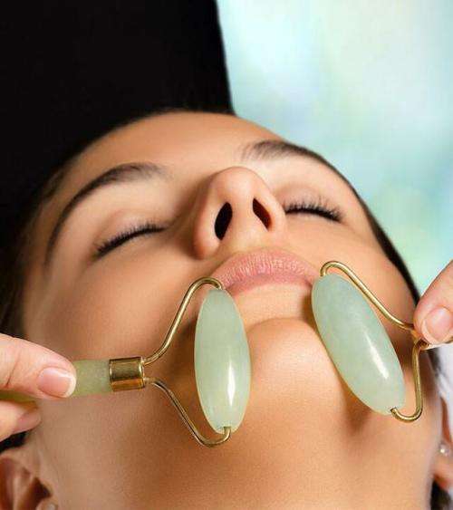 Facial Roller With Scrapping Plate