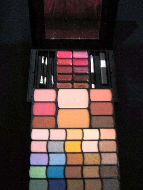 46 PIECE MAKE UP SET