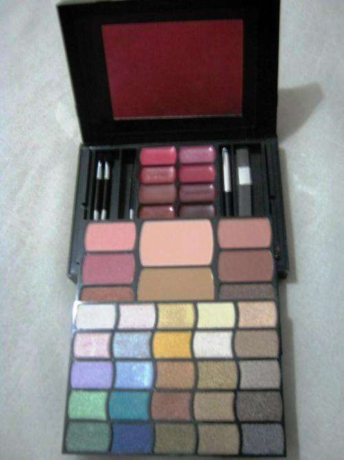 46 PIECE MAKE UP SET