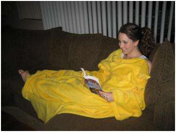 SNUGGIE THE BLANKET WITH SLEEVES         YELLOW