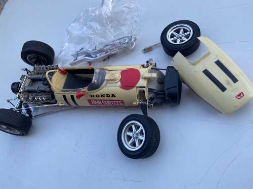 Honda RA300 F1 - John Surtees 1967 (Tamiya 1:12)