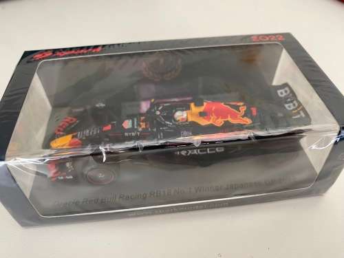 Max Verstappen - Red Bull RB18 World Champion 2022 - Japan GP with pitboards (Spark 1:43 unopened)