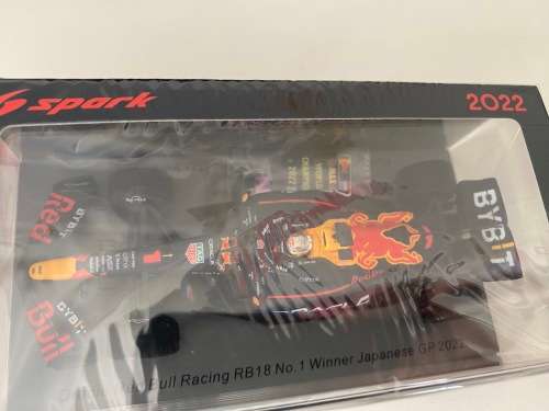 Max Verstappen - Red Bull RB18 World Champion 2022 - Japan GP with pitboards (Spark 1:43 unopened)
