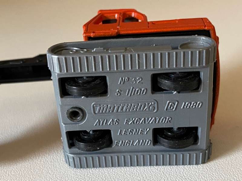Atlas Excavator no.32 - 1980 (Matchbox Lesney 1:100 - Made in England)