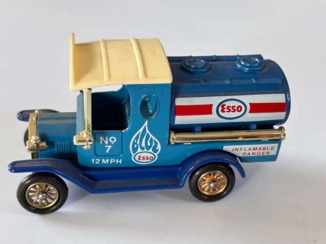 Ford Model T Tanker `Esso` 1920 (Lledo `Days Gone By` 1983 +/-1:60 - with box)