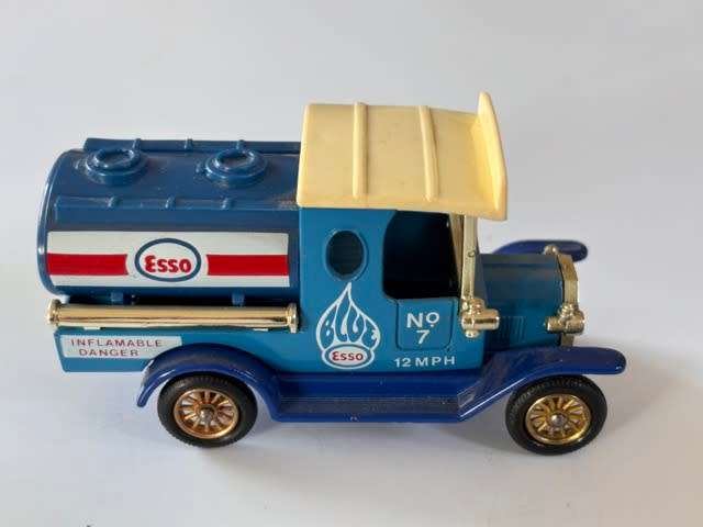 Ford Model T Tanker `Esso` 1920 (Lledo `Days Gone By` 1983 +/-1:60 - with box)