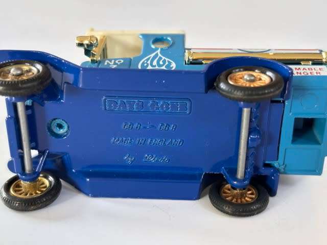 Ford Model T Tanker `Esso` 1920 (Lledo `Days Gone By` 1983 +/-1:60 - with box)