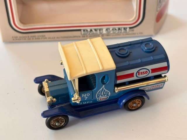 Ford Model T Tanker `Esso` 1920 (Lledo `Days Gone By` 1983 +/-1:60 - with box)