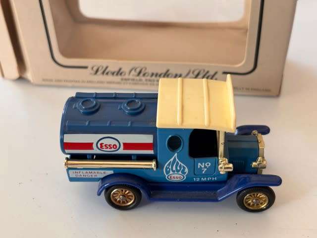 Ford Model T Tanker `Esso` 1920 (Lledo `Days Gone By` 1983 +/-1:60 - with box)