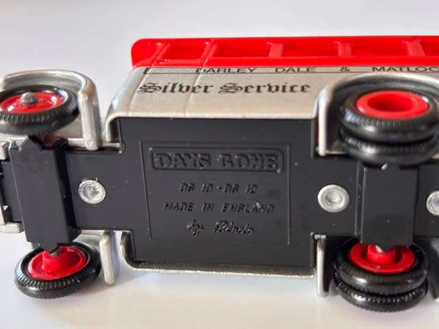 Dennis Coach `Darley Dale & Matlock` 1935 (Lledo `Days Gone By` 1980s +/-1:60)