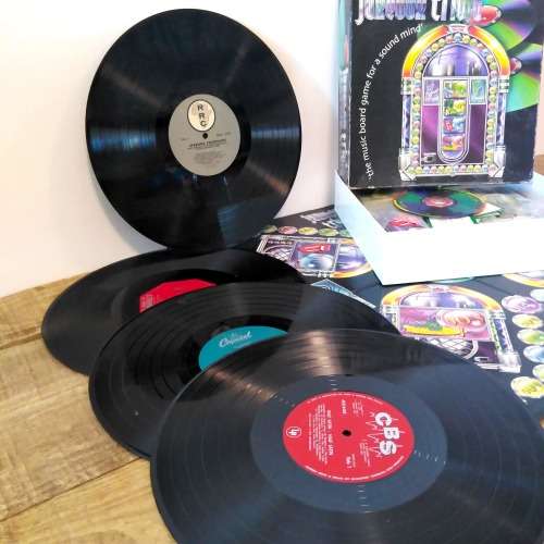 DINNER PARTY COLLECTION | JUKEBOX TRIVIA BOARD GAME + 4 Retro Vinyl LP Record Placemats | Gift Set