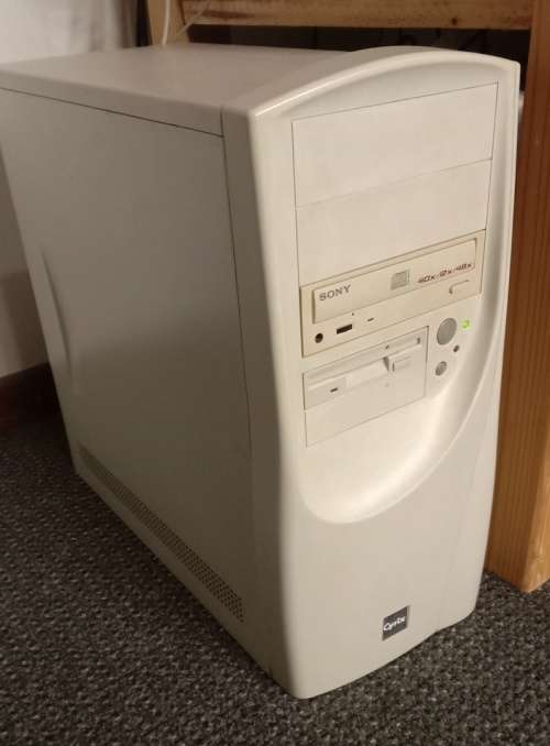 Vintage Windows 98 gamming PC