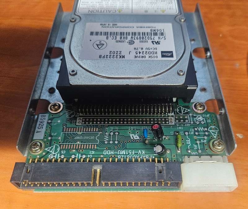 Vintage 2.5" SCSII Drive. 106Mb Toshiba HDD2245 mounted in 3.5" adaptor.