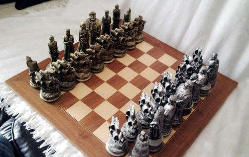 A BEAUTIFUL CHESS SET WITH EXQUISITE DETAILS