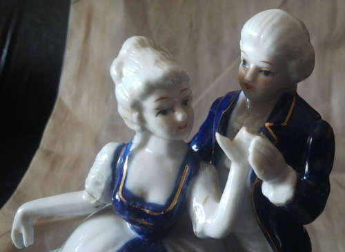 BLUE & WHITE DANCING COUPLE