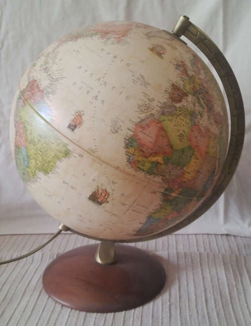 VERY COLLECTIBLE GLOBE-SHAPED LAMP