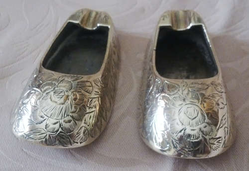 A PAIR OF LOVELY COPPER SLIPPER ASHTRAYS (4x9cm)