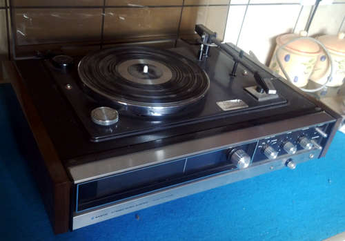 SANYO RADIO/RECORD PLAYER IN WORKING CONDITION (45x33cm)
