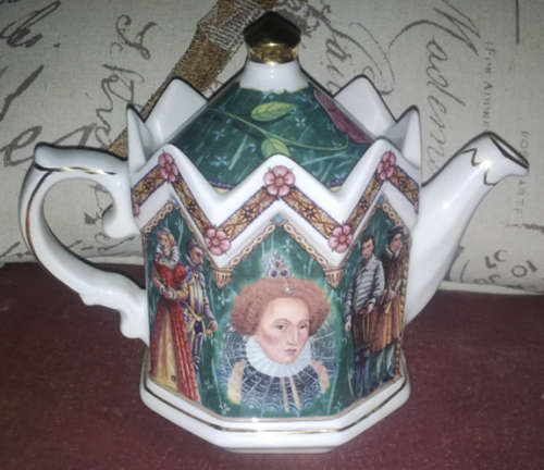 JAMES SADLER "ELIZABETH I" TEAPOT (18x15cm)