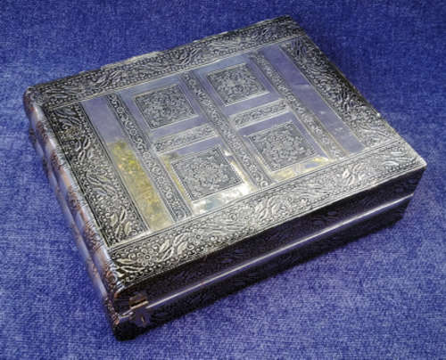 VINTAGE EMBOSSED-METAL "PEWTER" CLADDED JEWELRY BOX - 25.5x31.5x10cm
