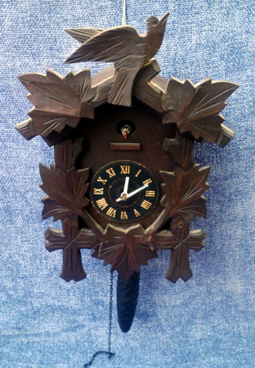 A BEAUTIFUL, VERY OLD HAND-CARVED AND ORIGINAL WOODEN CUCKOO CLOCK - 21x31cm
