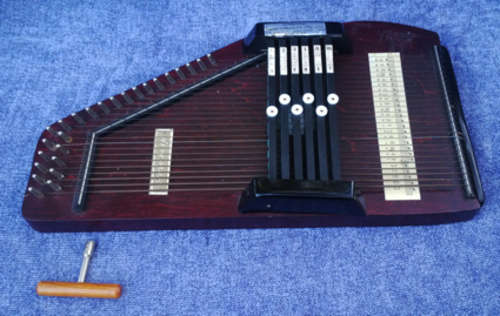 VINTAGE ORIGINAL AUTO HARP IN VERY GOOD & COMPLETE CONDITION - 47x26cm - A REAL COLLECTOR'S PIECE